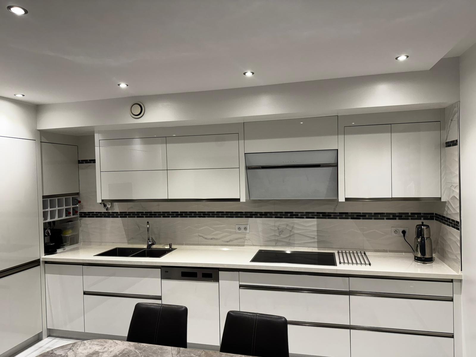 Cuisine contemporaine réalisée par CYRA CUISINE